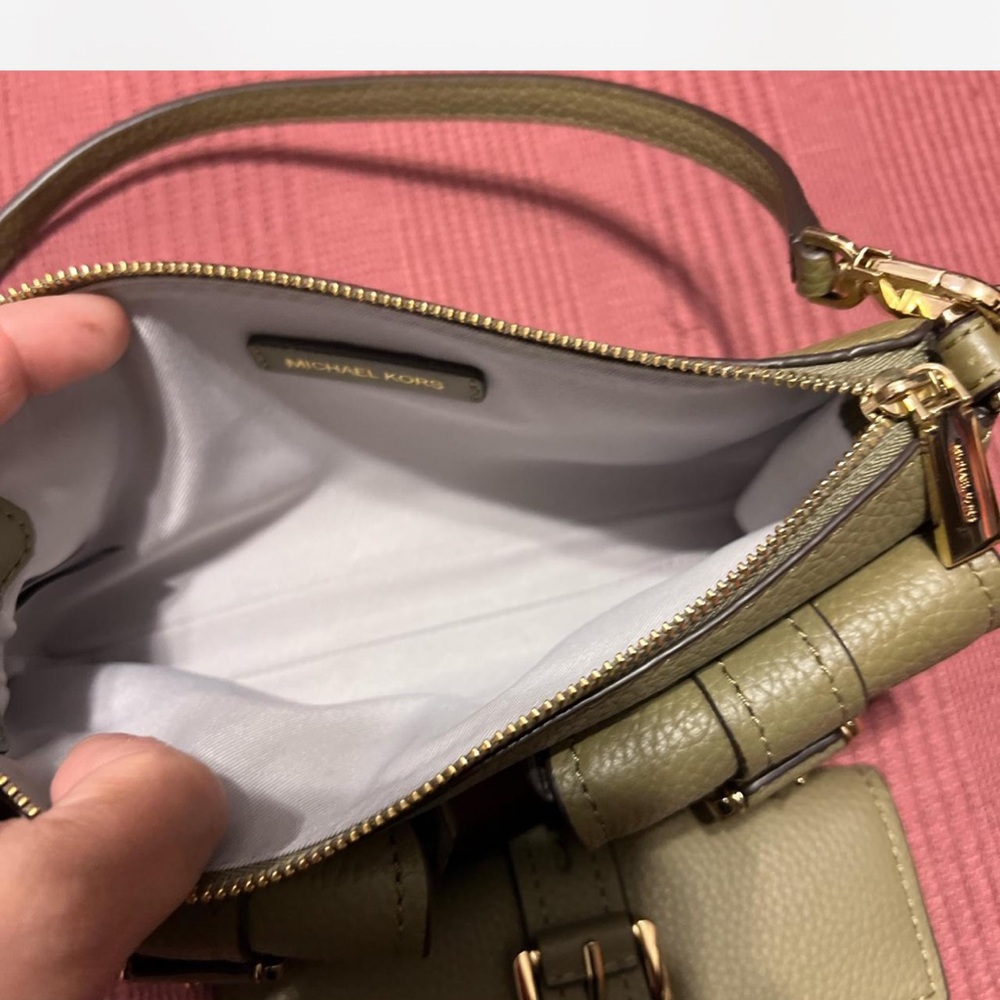 Michael Kors Green Shoulder Bag with Gold Accents - Picture 4 of 6